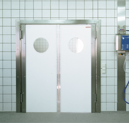 Pendeltür aus PE 500 mit Edelstahlfederbändern